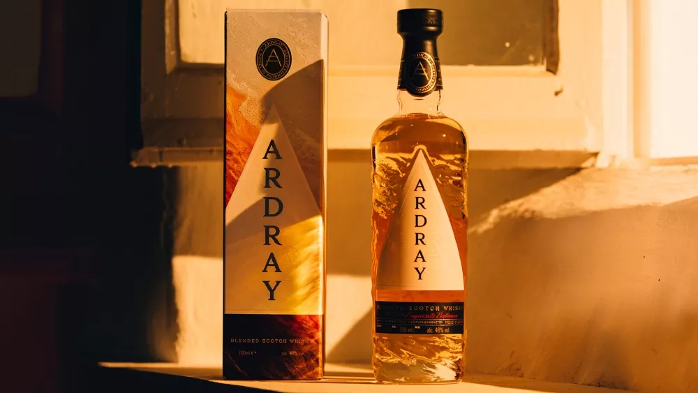 https://www.ardray.com/sites/default/files/styles/original/public/2023-11/ardray-blended-scotch-whisky-bottle-with-box-by-window%20%281%29.jpg.webp?itok=ateAUtLv